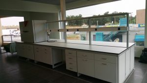 Πάγκοι εργαστηρίου HPL με μεταλλικό σκελετό και ερμάρια μελαμίνης