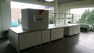 Πάγκοι εργαστηρίου HPL με μεταλλικό σκελετό και ερμάρια μελαμίνης 03